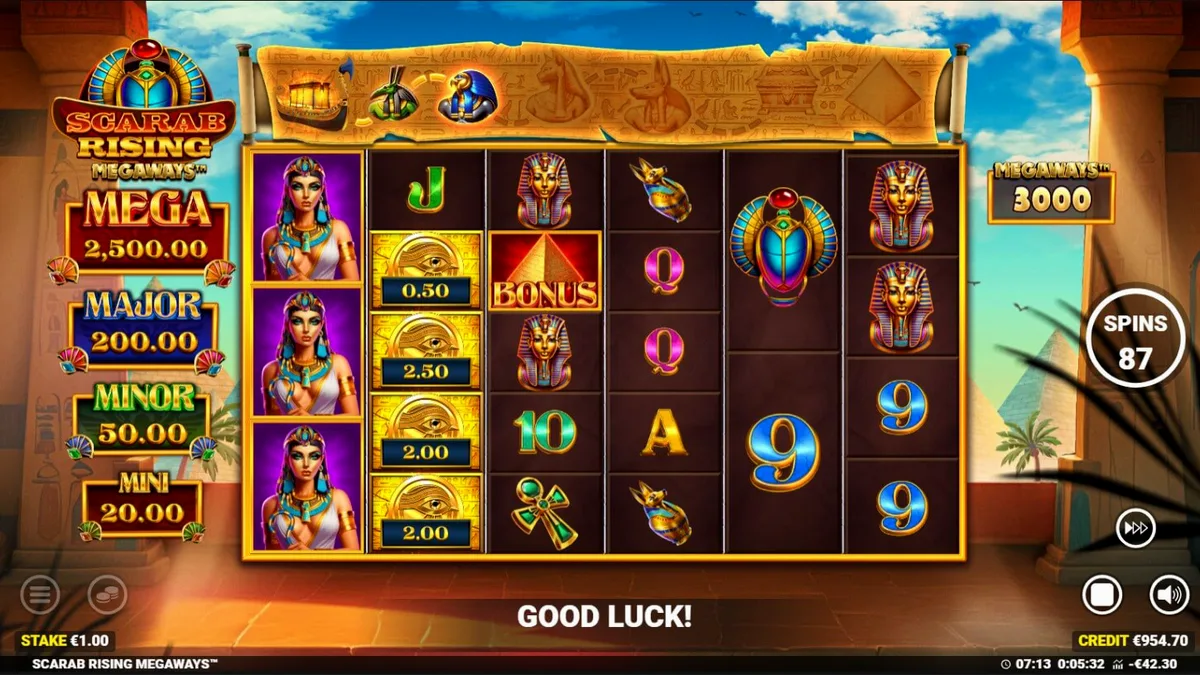 Tampilan antarmuka permainan slot Scarab Rising Megaways dengan simbol Mesir Kuno.
